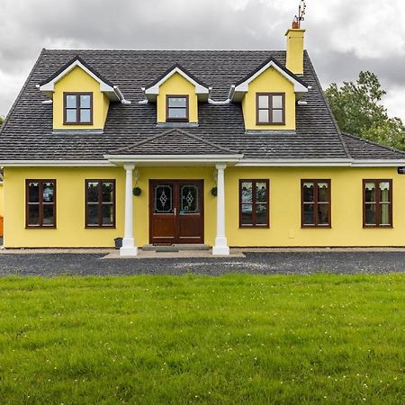 Yellow House Westport Exterior photo