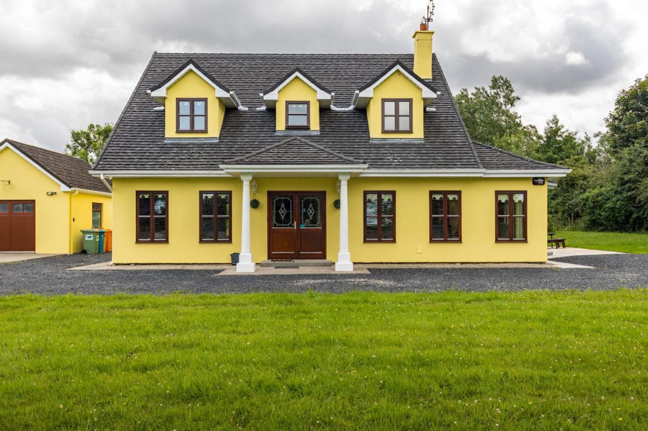 Yellow House Westport Exterior photo