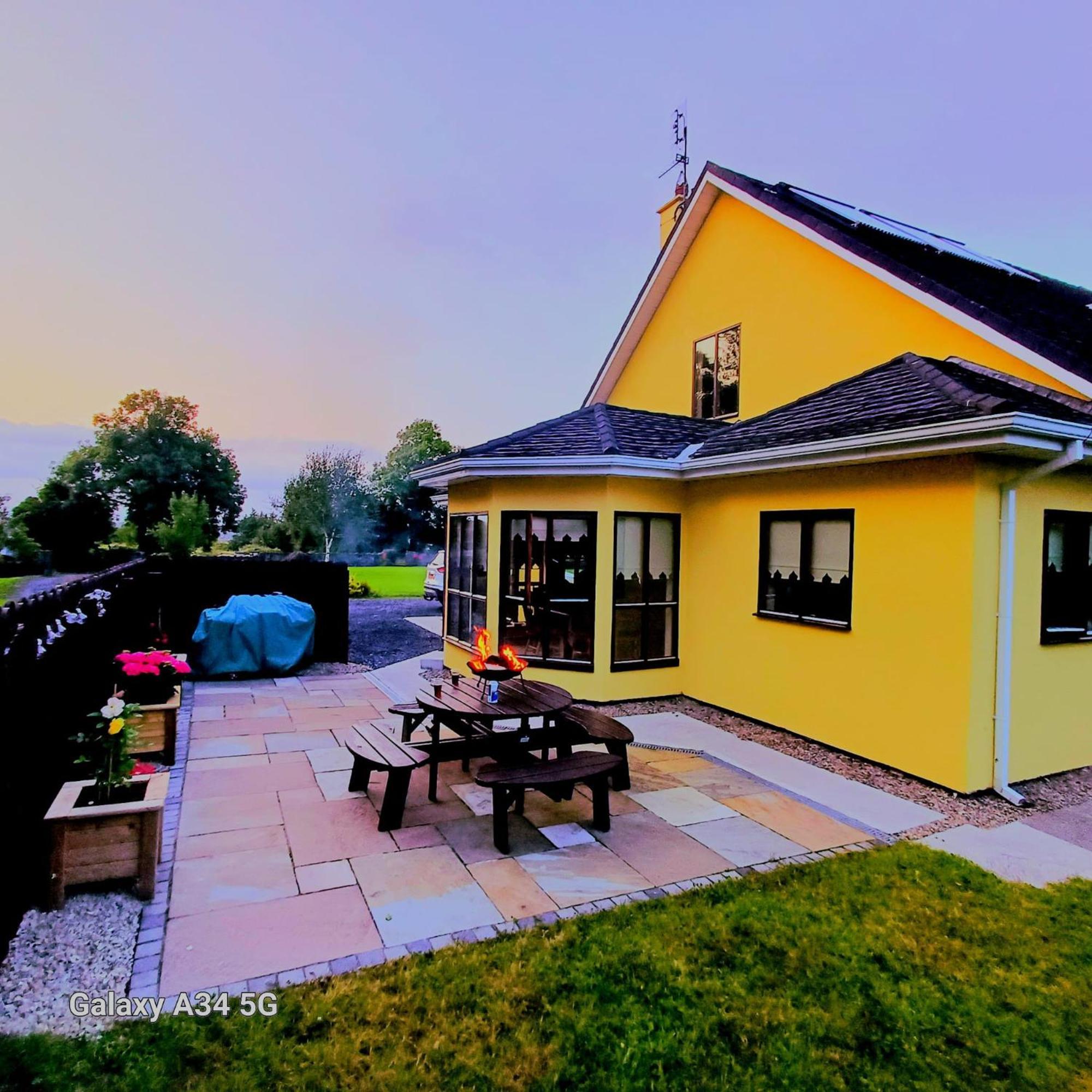Yellow House Westport Exterior photo